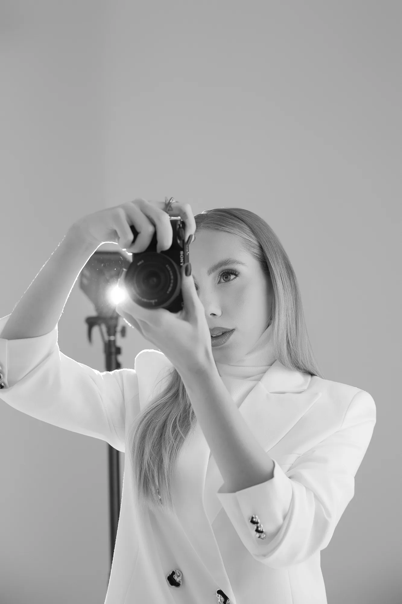 Maria Helena fotografando com uma câmera Sony